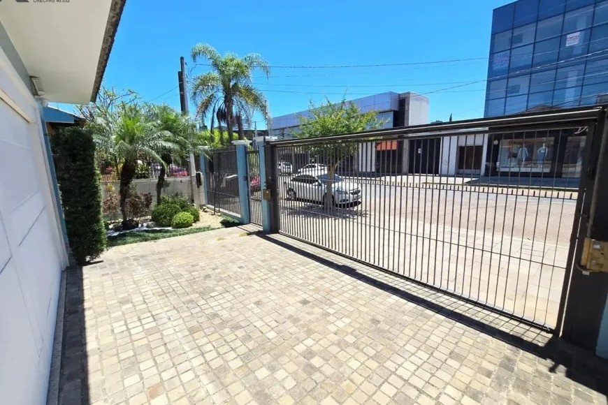 Casa Alto Padrão à Venda em Esteio com 3 Quartos e 4 banheiros à Venda, 338 m²