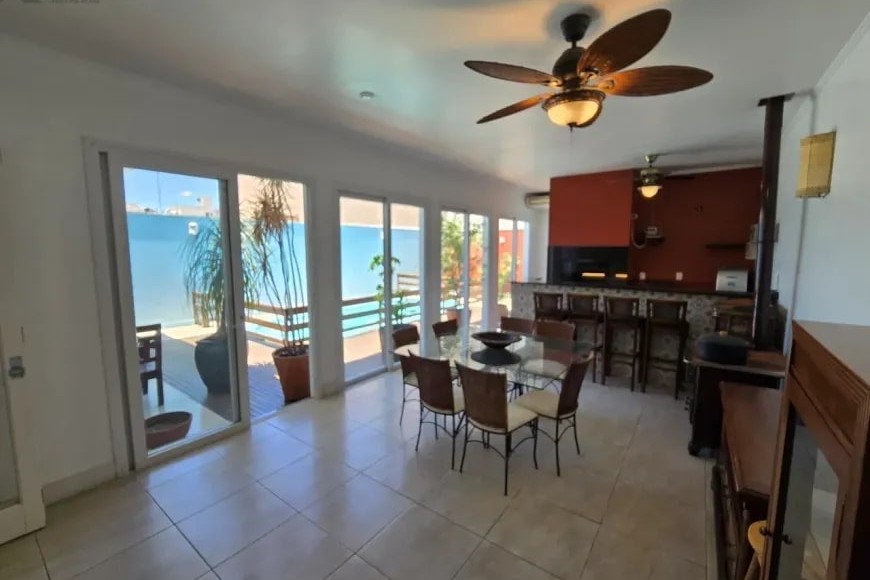 Casa Alto Padrão à Venda em Esteio com 3 Quartos e 4 banheiros à Venda, 338 m²