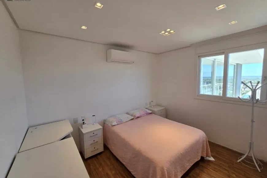 Apartamento à Venda em Esteio com 3 Quartos e 5 banheiros, 241 m²