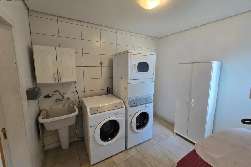 Casa Alto Padrão à Venda em Esteio com 3 Quartos e 4 banheiros à Venda, 338 m²