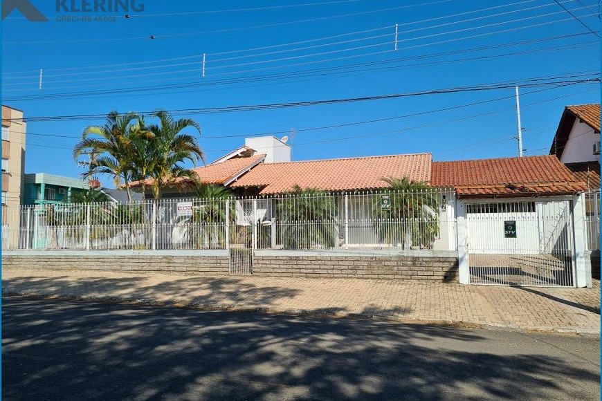 Casa à Venda em Esteio com 3 Quartos e 3 banheiros, 260 m²