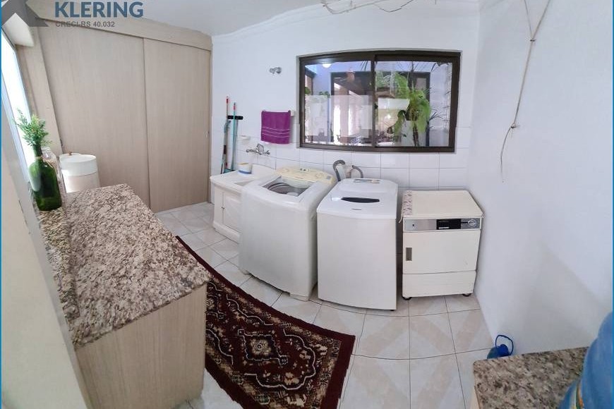 Casa à Venda em Esteio com 3 Quartos e 3 banheiros, 260 m²