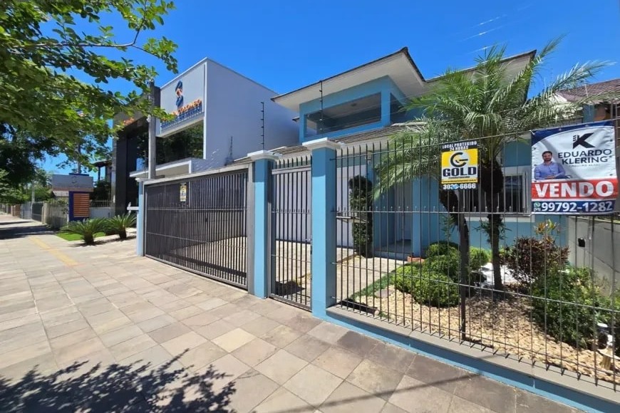 Casa Alto Padrão à Venda em Esteio com 3 Quartos e 4 banheiros à Venda, 338 m²