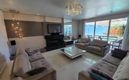 Casa Alto Padrão à Venda em Esteio com 3 Quartos e 4 banheiros à Venda, 338 m²