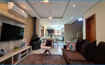 Casa à Venda em Esteio com 3 Quartos e 3 banheiros, 314 m²
